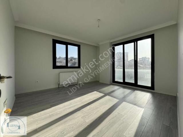 Kayışdağı Mh Yeditepe Tower 6.kat Eşyasız Ayrı Mutfaklı Boş 2+1