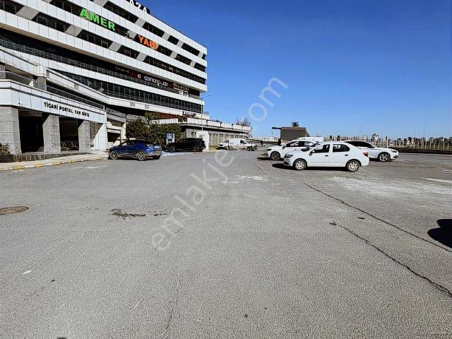 Kayaşehır Cadde Dükanlarda 200m2 Depolu Dükkan