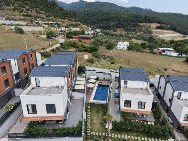 Kaynaklar Villa Platano 'da 4 + 1 Lüx Villa