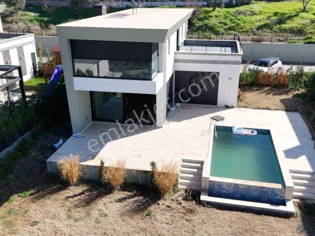 Kemalpaşa Yukarıkızılca Kiralık 5+1 Havuzlu Villa 230 M2