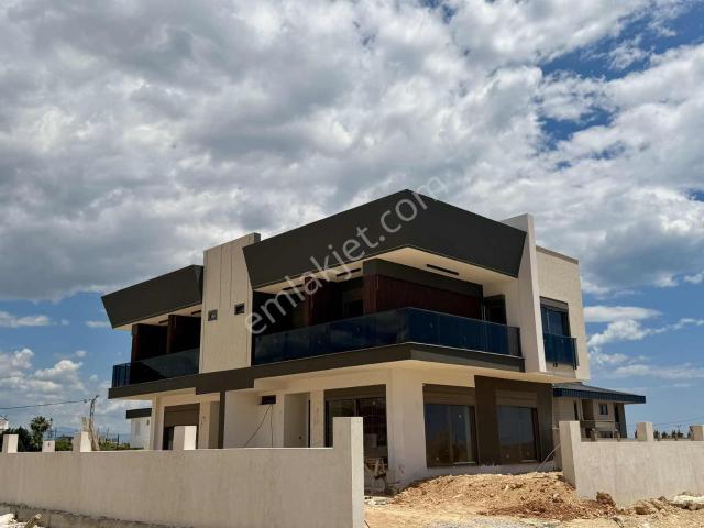 Kemerağzında Vatandaşlığa Uygun,faturalı, Özel Havuzlu 4+1 Villa