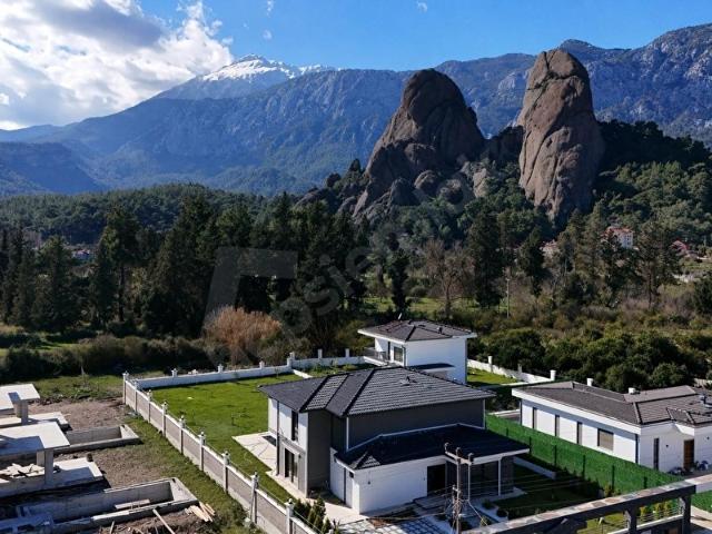 Kemerde 1176 m Arsa Üzerinde Satılık Villa. !