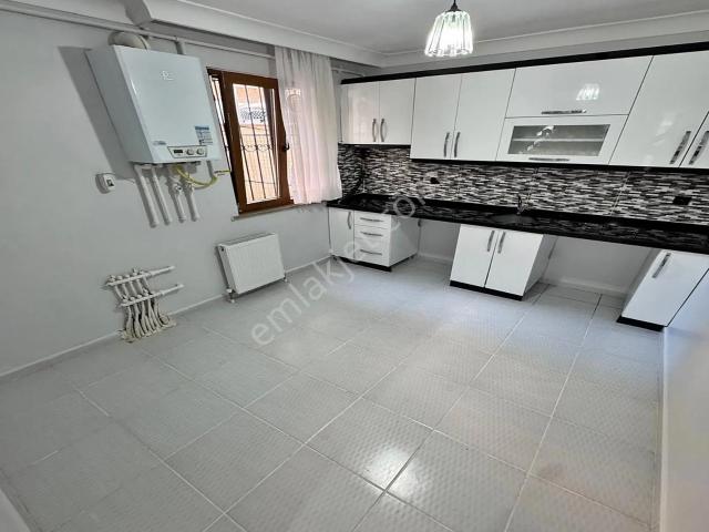 Kendine Ait Bahçe Kullanımlı Temiz Geniş Mutfaklı 1+1 Daire