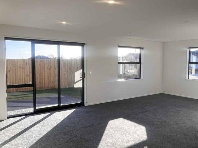 Kennedy's Green modern and sunny 4 bedroom!