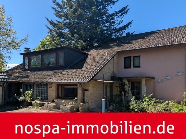 Kein Haus von der Stange: ca. 306 m² Wohnfläche in zweiter Reihe mit Entwicklungspotenzial!