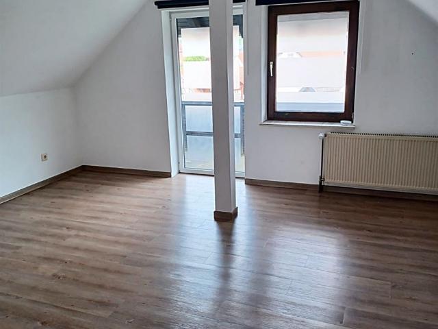 PFIFFIGE DACHGESCHOSSWOHNUNG SUCHT SINGLE ODER PÄRCHEN