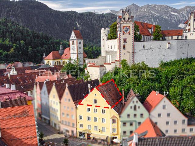 Kernsaniert: Stilvolle Dachgeschosswohnung in der Altstadt von Füssen