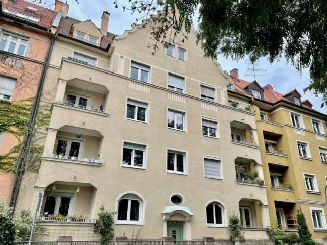 Kernsanierte 94m² 2,5 ZKB Altbauwohnung mit EBK und Balkon in guter Innenstadtlage