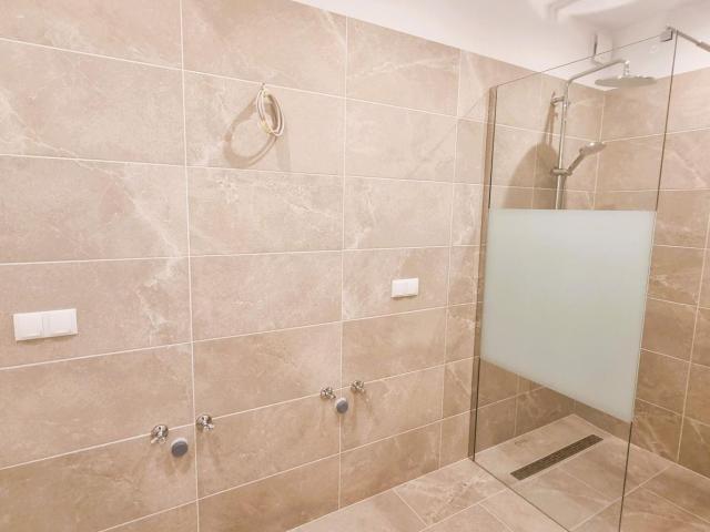 Provisionsfrei Für den Käufer! Kernsanierte, Helle Dreizimmerwohnung mit Großer Loggia und Großem Keller!