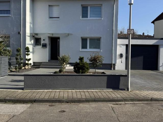 Kernsaniertes Reihenendhaus mit 2 Garagen