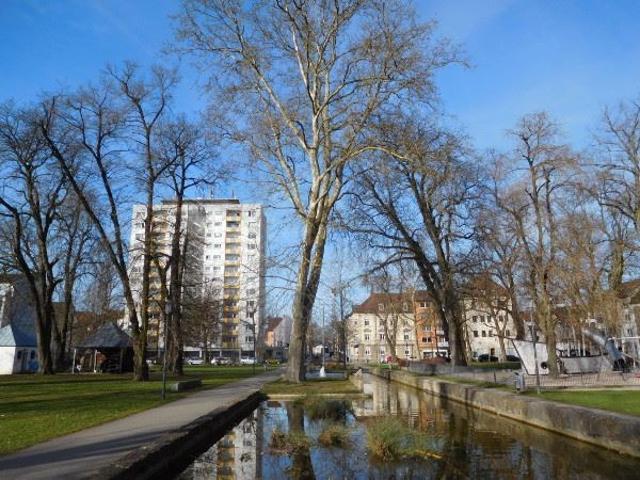 KERNSANIERTES WOHN UND GESCHÄFTSGEBÄUDE MIT STELLPLÄTZEN NÄHE KARLSPLATZ