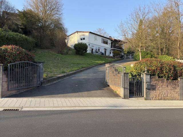 Kernsaniertes Zweifamilienhaus DHH mit großem Grundstück, Garage und Garten in Obernburg am Main