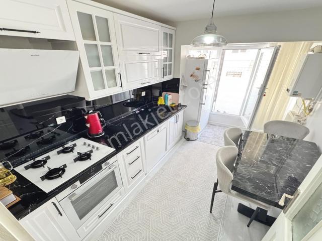 Kevser Cami Yakını Giriş Konumunda Cadde Yakını Full Yapılı 3+1