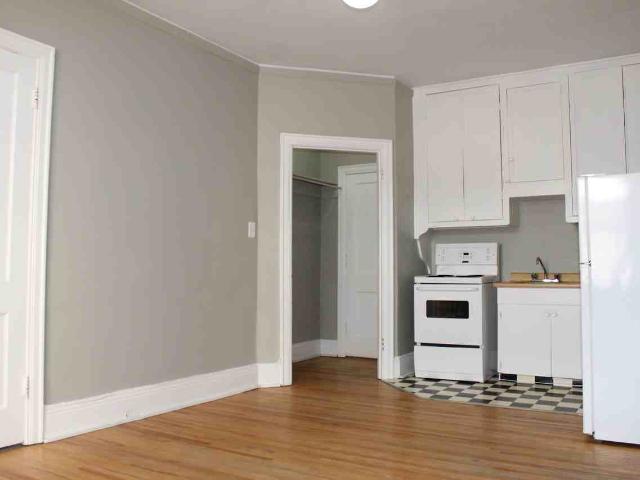 Kewanee Manor Studio Apartment for Rent at 502 5th Ave N, Saskatoon, SK S7K 2R2 City Park