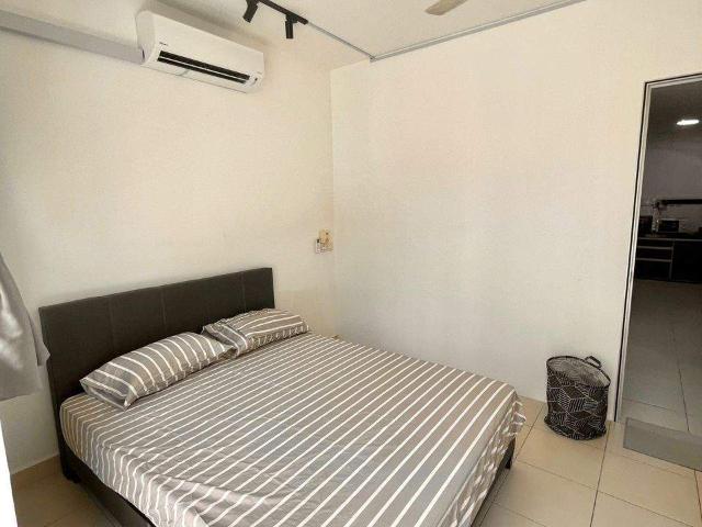 KEYLESS Smart Lock @ Large Medium Queen Bedroom for Rent at Seri Baiduri @ Setia Alam with@ Female Unit