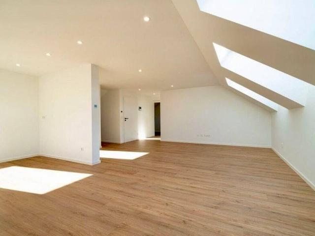 Kfw 55 Kernsanierung moderne 3 Zimmer Wohnung mit Balkon im 3 Parteien Haus provisionsfrei