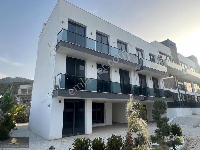 Kktc Girne Alsancak'ta Havuzlu Site İçerisinde 3+1 Satılık Daire