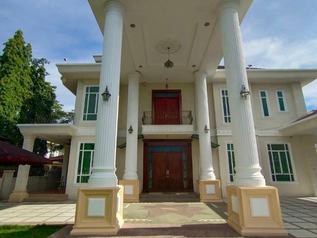 Khidmat 2.5 storey bungalow for rent