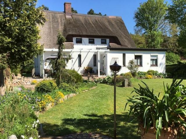 Wunderschönes Reetdachhaus mit sehr gepflegtem Garten an der Westküste Schleswig Holsteins