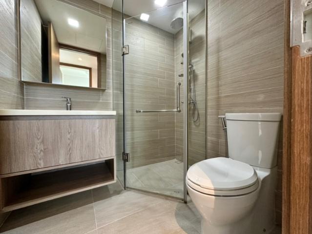 Kingsford Waterbay Condominium For Sale, $1,100,000, 2 Bed 2 Bath 689 sqft $1,597.00 psf