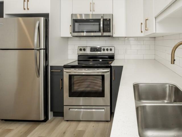 Kingston: Gold Accents – 710 Westminster, Winnipeg, MB
