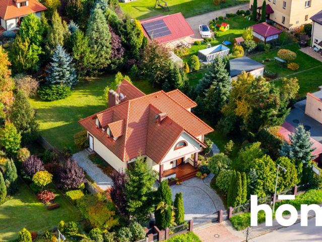 Nowoczesny dom z dużym ogrodem i jasnym wnętrzem