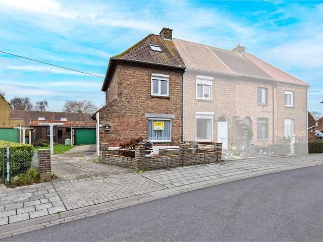 Half open bebouwing met 2 garages, tuin en 3 slaapkamers in een rustige straat te Veurne!