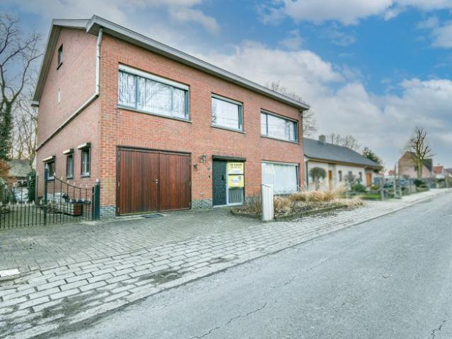 Te renoveren ruime woning in een rustige straat!