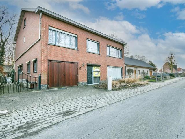 Te renoveren ruime woning in een rustige straat!