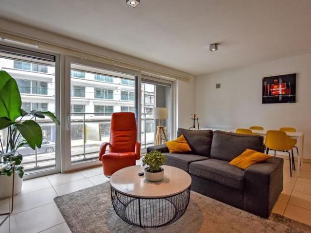 Goed gelegen 2 slaapkamerappartement met ruim terras op 100