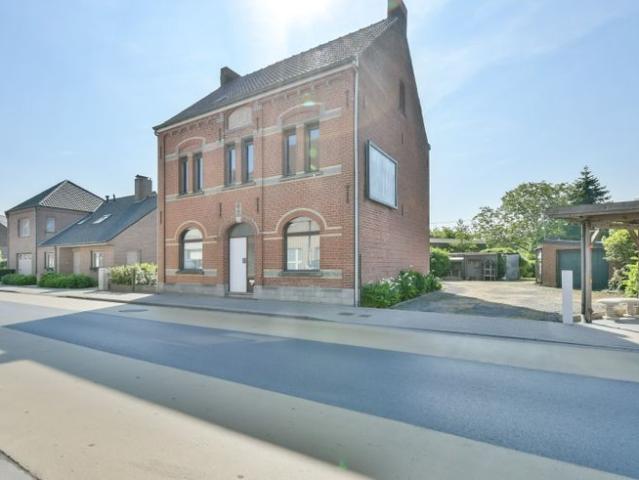 Karaktervolle woning met grote tuin in centrum Torhout!