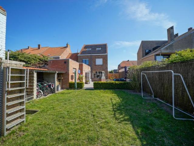 Ruime halfopen woning met 5 slaapkamers en zonnige tuin in