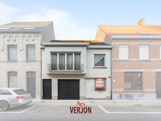 Instapklare woning met achteraan 2 parkeerplaatsen en uitweg!
