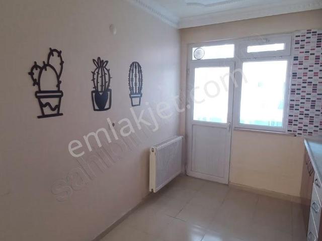Kiralık Omurtak Caddesi Divan Otel Civarı Ara Kat 2+1 Daire