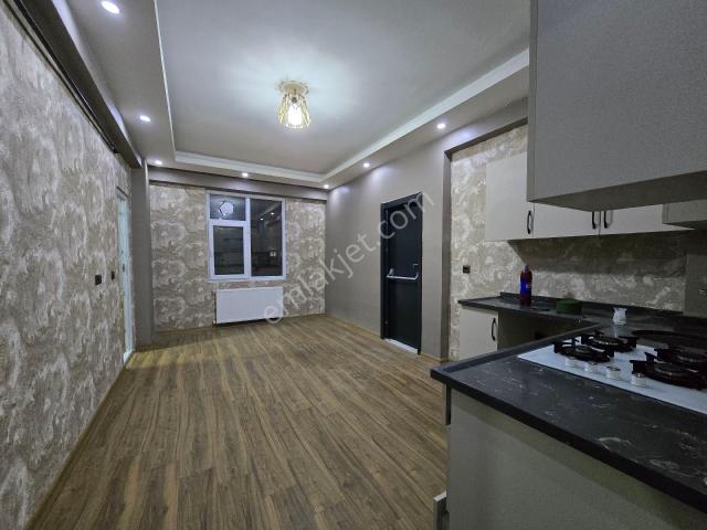 Kiralık 1+1 Giriş
