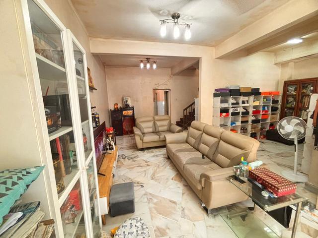 Kitchen fully extended facing empty 22 x 70 ft Taman Tun Perak