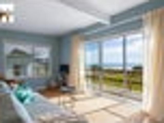 Kiwiana Beachfront Bach Foiling, Golf & Surf