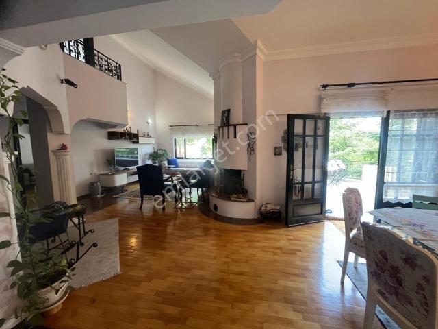 Koşu Yolu Yakını Esnaf Sitesinde 6+1 Triplex Satılık Villa