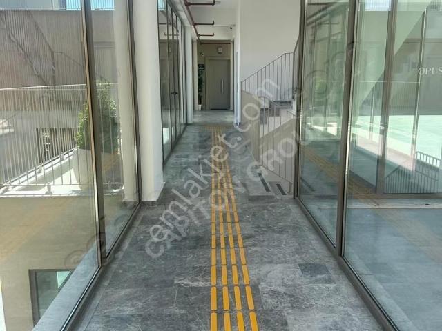 Koşu Yoluna Çok Yakın Lüks Kiralık Ofis