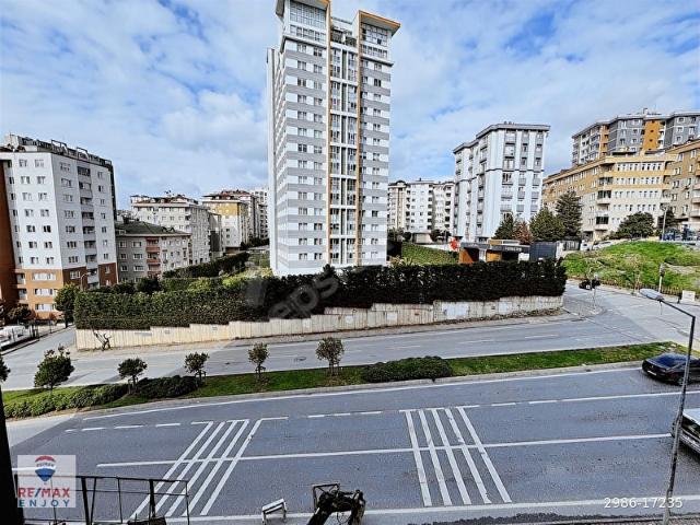 Köşe Başı Prejtijli Bina'da Etrafı Açık Ferah Satılık Geniş 1+1
