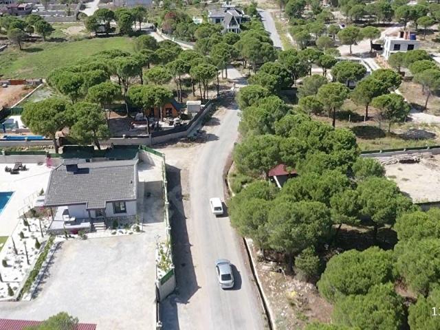 KÖŞE PARSEL ELEKTRİKSU HAZIR MERKEZİ KÖY İÇİ EV YAPIMINA UYGUN 500M2 ARSA
