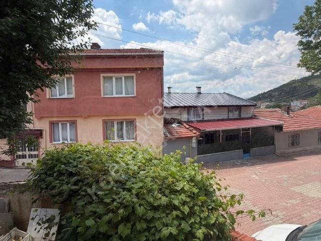Koç Emlak'tan Köşe Konumda ! 140 M2 Arsa İçerisinde 100 M2 Ev !