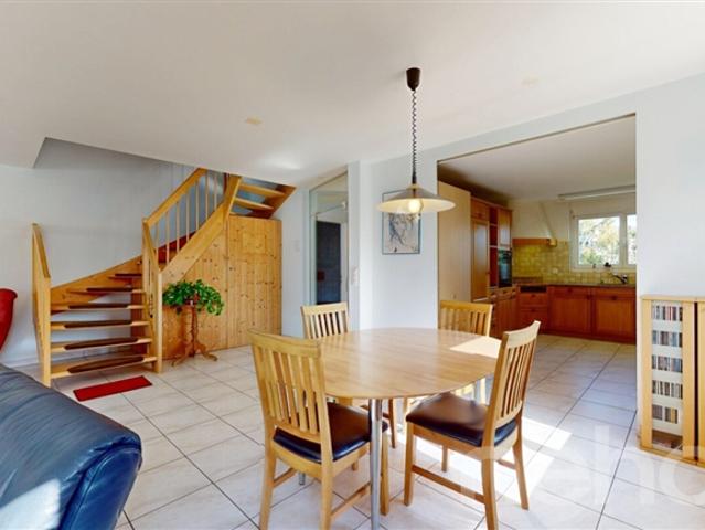 Komfort, Licht und privater Garten Hervorragende Maisonette in Murten