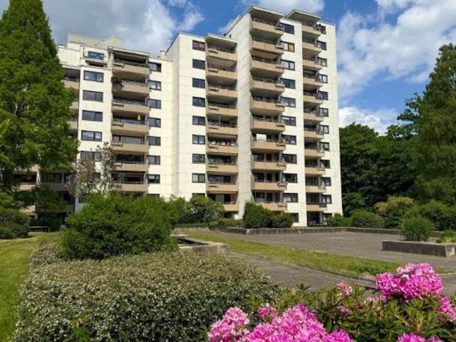 Komfort trifft Lebensqualität! 4 Zimmer ETW mit Loggia, Tiefgarage & hauseigenem Schwimmbad mit Sauna!