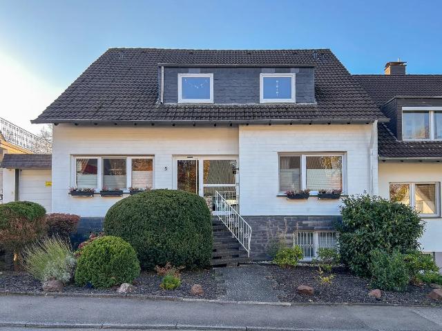 Komfortabel Wohnen im Zweifamilienhaus: Mietwohnung mit drei Zimmern und Sonnenbalkon