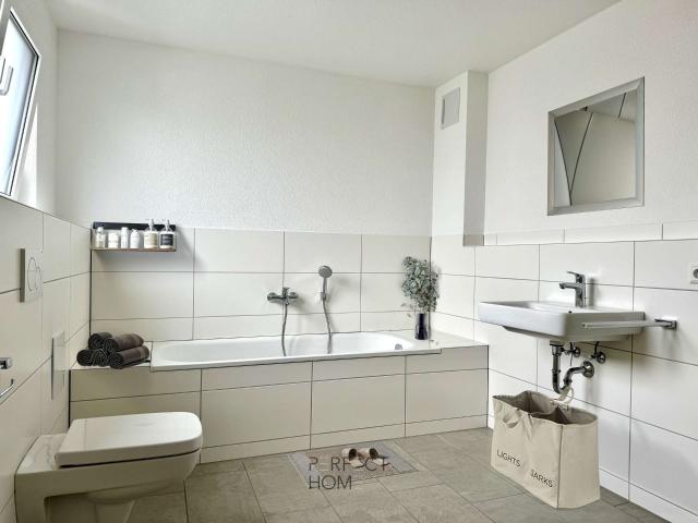 Komfortable 2,5 Zimmer + Aufzug + Küche +TG Platz