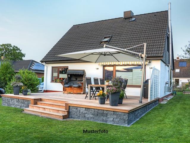 Komfortables Wohnen: Einfamilienhaus mit Garage und Carport
