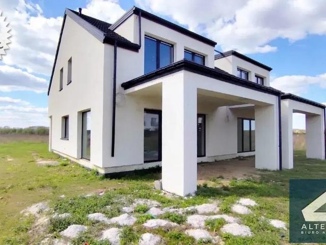 Komfortowy dom bliźniak z 4 sypialniami, garażem i dużą działką