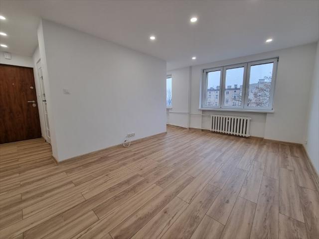 Na sprzedaż komfortowe 2 pokojowe mieszkanie po remoncie z balkonem i piwnicą