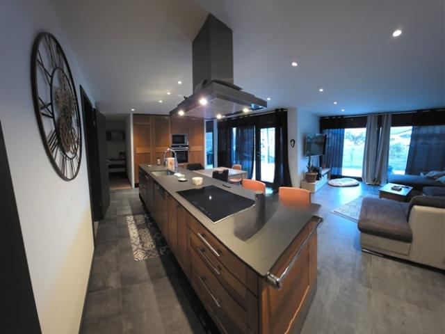 Kommen Sie und lassen Sie sich im kleinen Kalifornien von Wallis nieder – Eleganz und Modernität für diese großartige 4,5 Zimmer Wohnung, die komplett im Herzen von Fully renoviert wurde